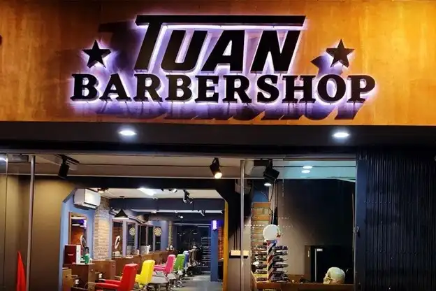 hi công biển quảng cáo Barber Shop chuyên nghiệp tại Hà Nội
