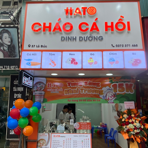 Biển hiệu quán cháo dinh dưỡng tại khu dân cư đông đúc