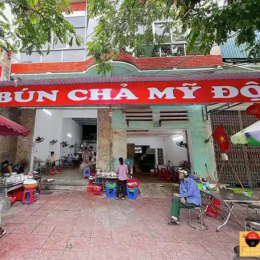 Biển quảng cáo bún chả được làm từ mica chữ nổi màu sắc ấn tượng.
