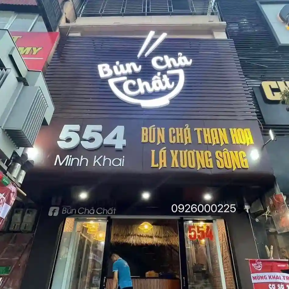 Thi công lắp đặt biển quảng cáo bún chả cho mặt tiền quán.