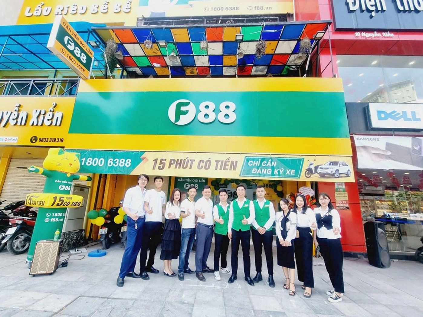 Biển hiệu tiệm cầm đồ lắp đặt trước cửa hàng