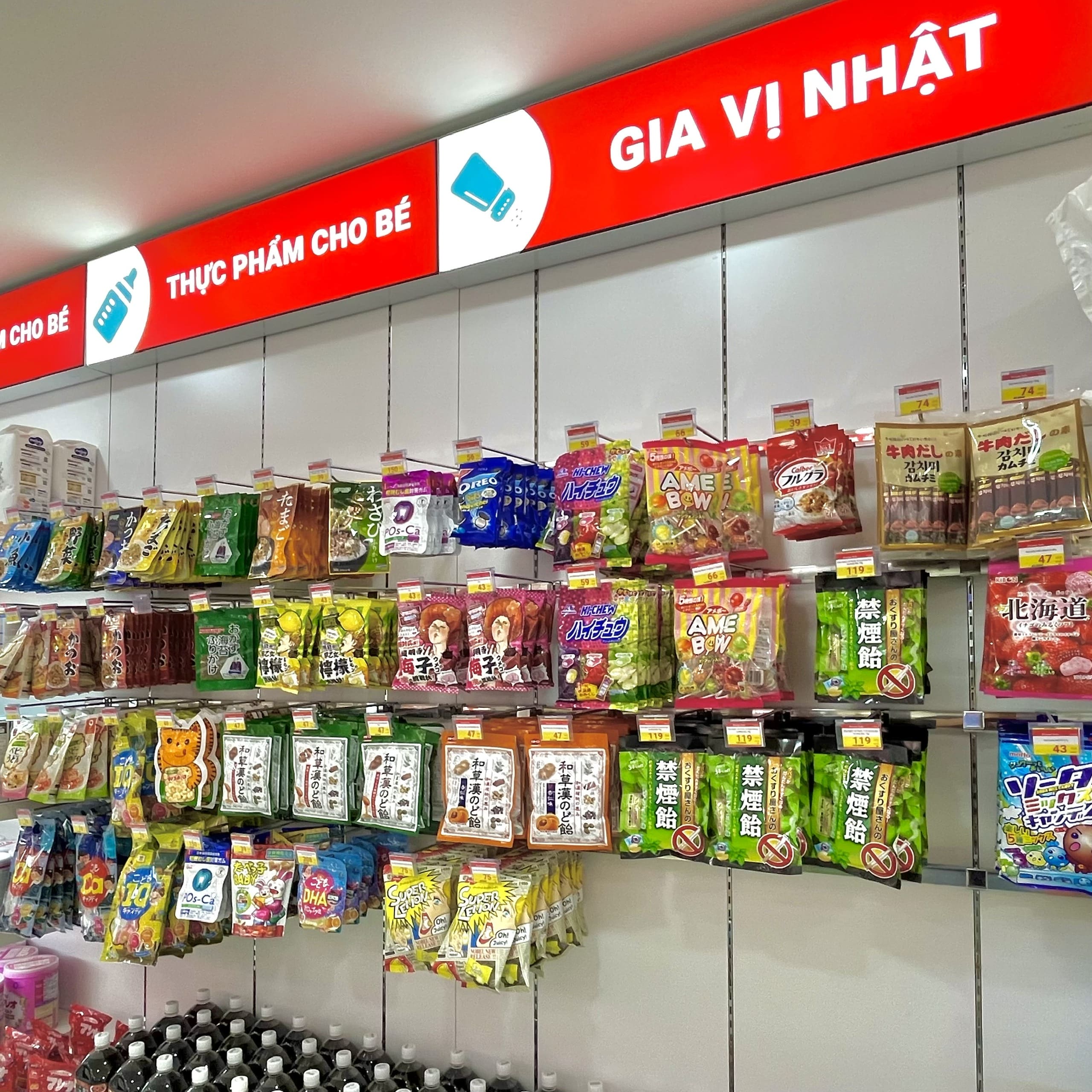 Mẫu biển hiệu cửa hàng tạp hóa mặt tiền nhỏ gọn gàng