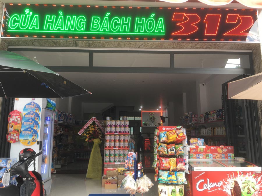 Biển quảng cáo cửa hàng tạp hóa lắp đặt tại khu dân cư đông người