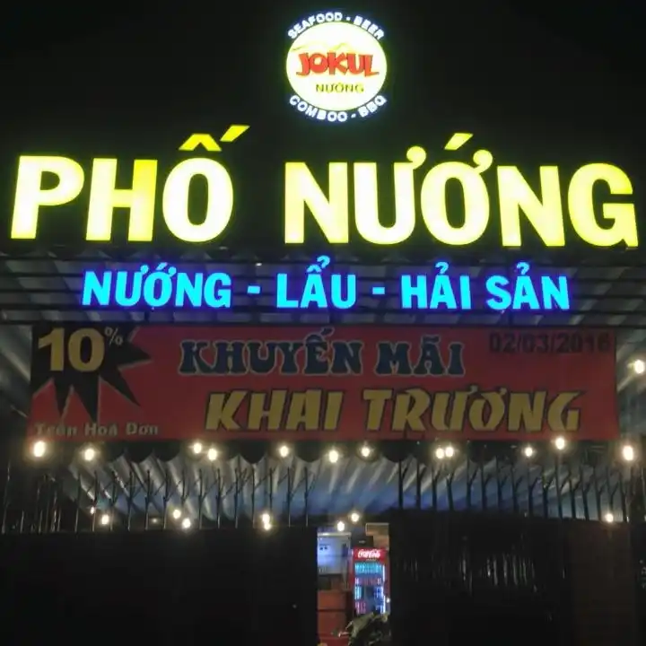 Biển quảng cáo quán lẩu nướng với đèn LED nổi bật ban đêm