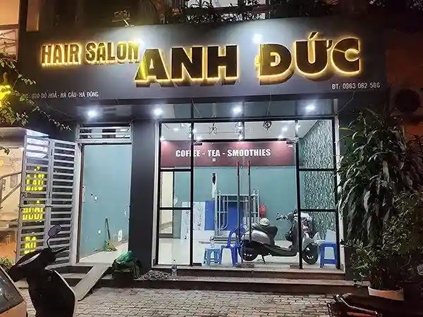 Biển quảng cáo salon tóc mica nổi bật với ánh sáng LED bắt mắt