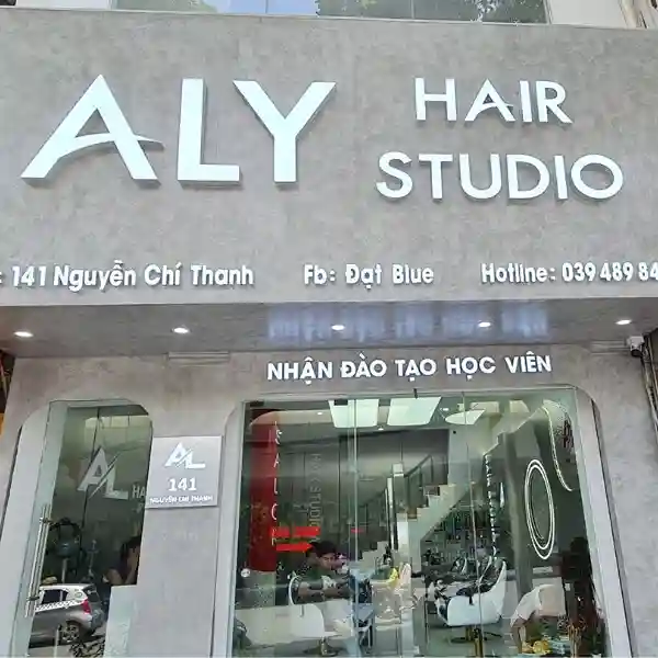 Biển quảng cáo salon tóc inox bền đẹp, thể hiện phong cách chuyên nghiệp