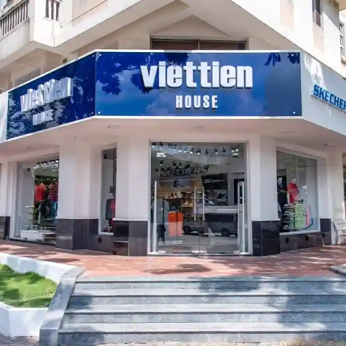 Biển quảng cáo shop quần áo chất liệu bền, chịu thời tiết tốt