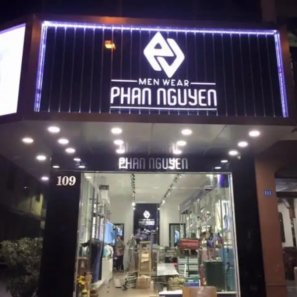 Biển quảng cáo shop quần áo mica chữ nổi với ánh sáng LED
