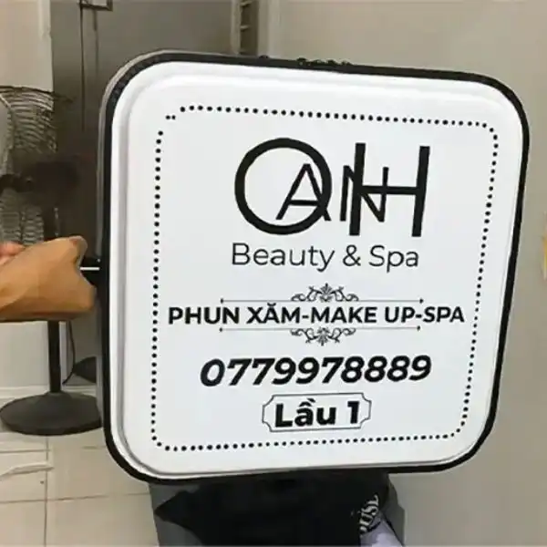 Biển hộp đèn phun xăm giúp thương hiệu nổi bật ban đêm