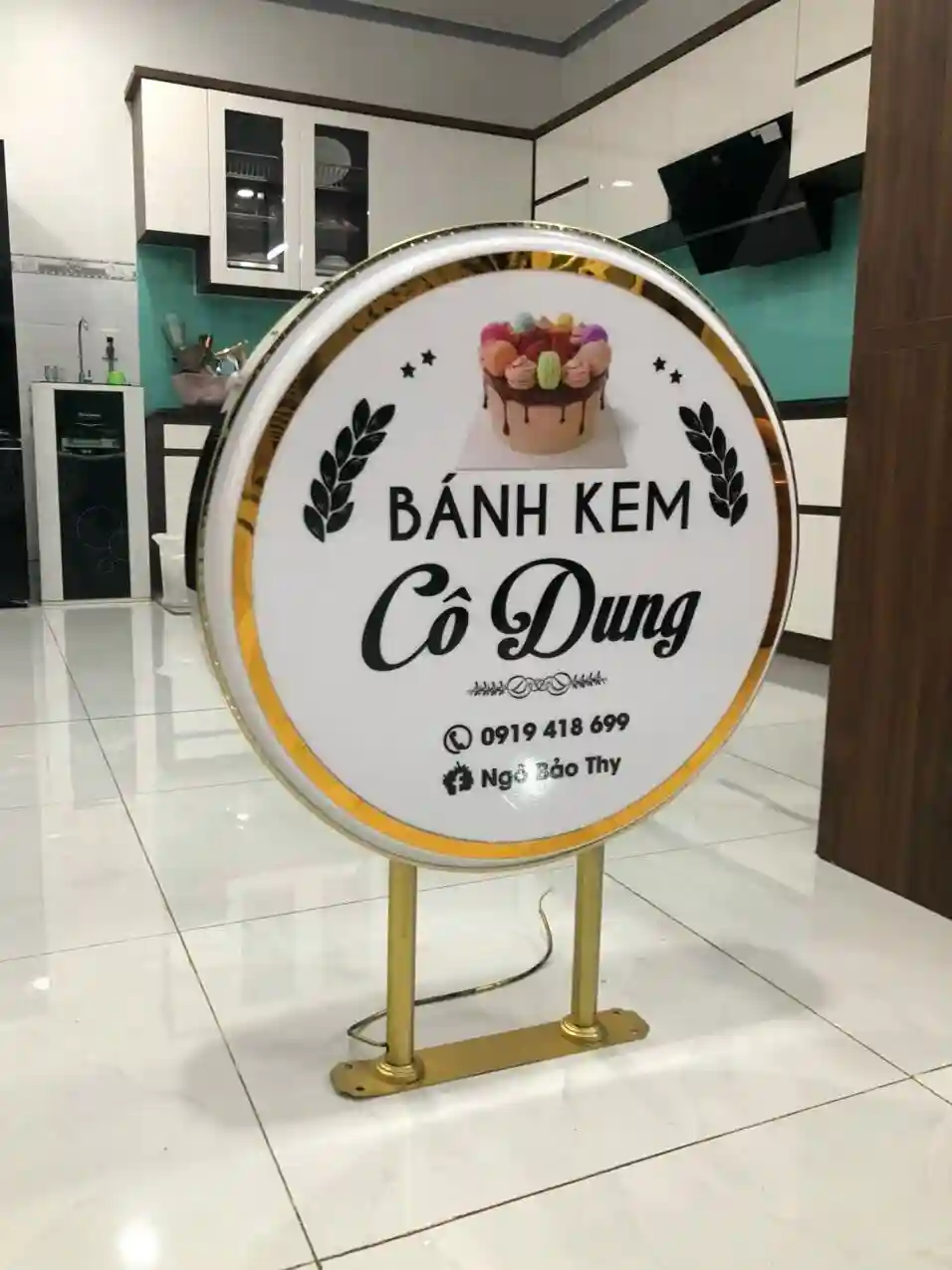 Biển vẫy tròn inox sang trọng cho thương hiệu