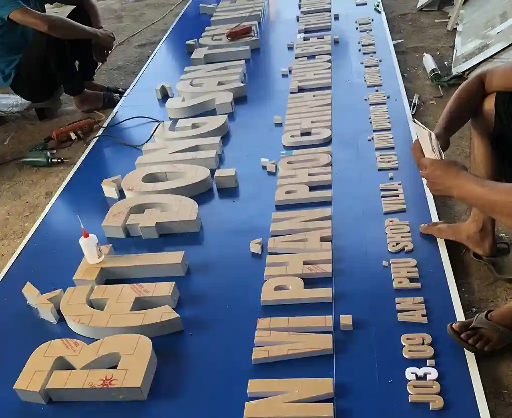 Biển quảng cáo với chữ nổi mica chân Alu