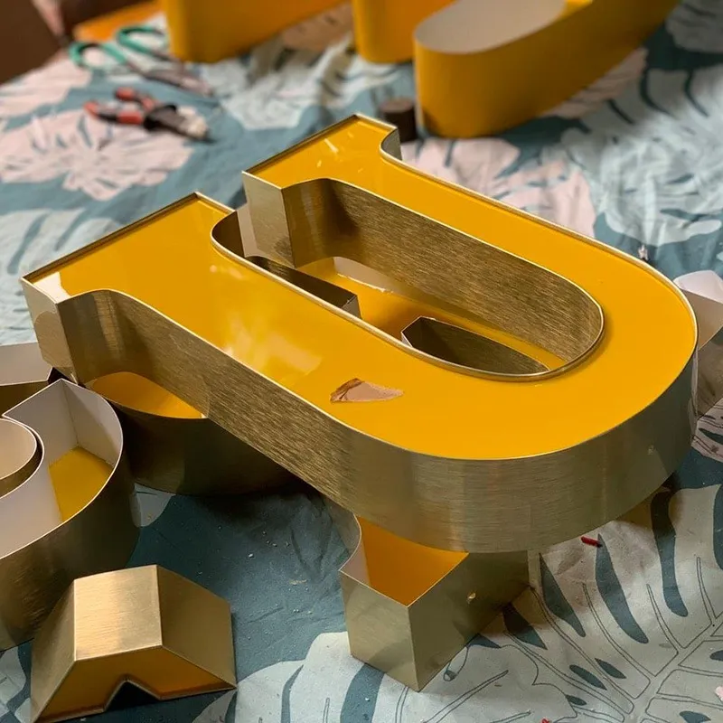 Chữ Mica chân nhôm toát lên sự sang trọng
