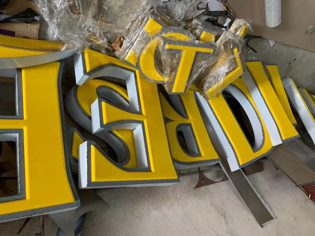 Gia công chữ Mica hút nổi giá rẻ tại Hà Nội