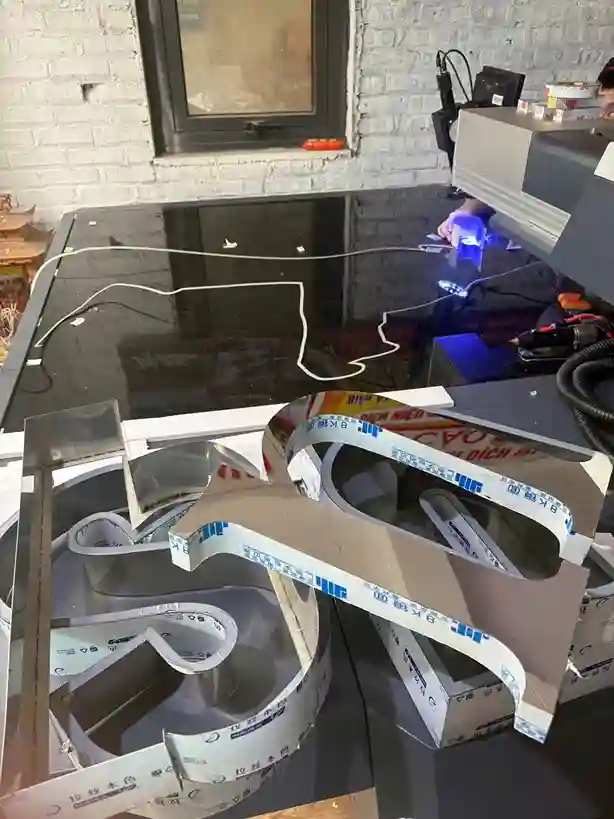 Chữ nổi Inox trắng xước