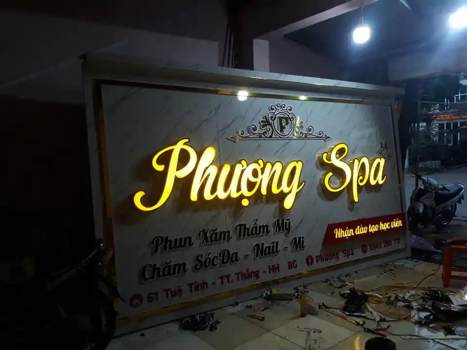 Biển mica chiếu sáng biển phun xăm vào ban đêm