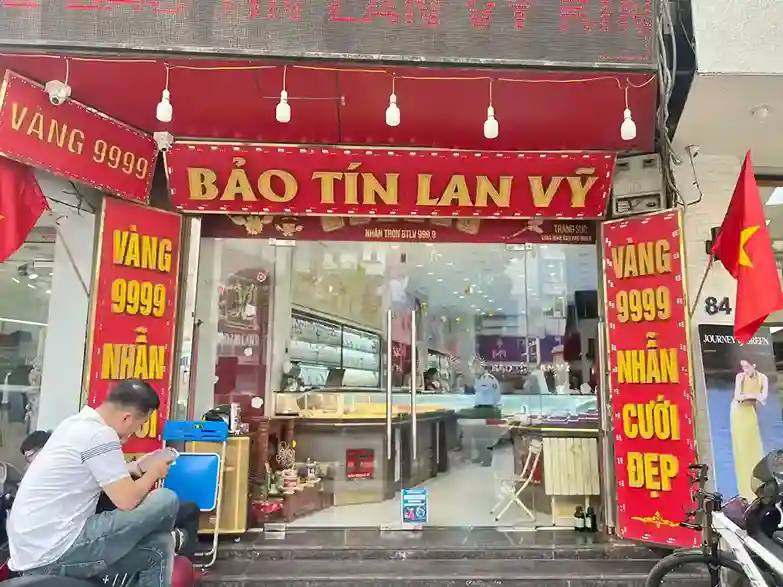 Bảng hiệu tiệm vàng cao cấp nổi bật giữa phố