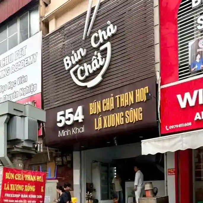 Biển quảng cáo bún chả sáng tạo với bố cục hài hòa và dễ nhìn.