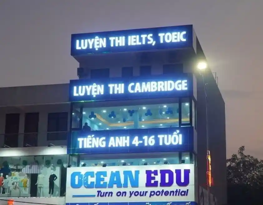 Biển quảng cáo trung tâm tiếng Anh đẹp, rõ nét