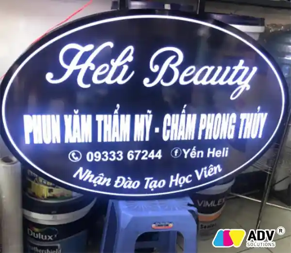 Ánh sáng biển vẫy phun xăm thẩm mỹ nổi bật giữa đêm Hà Nội