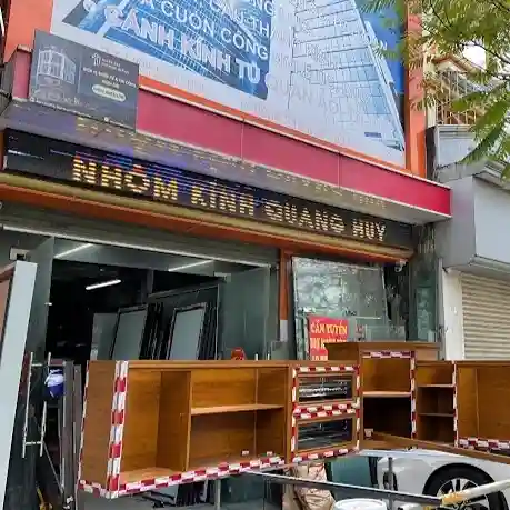 Thi công biển quảng cáo nhôm kính tại cửa hàng