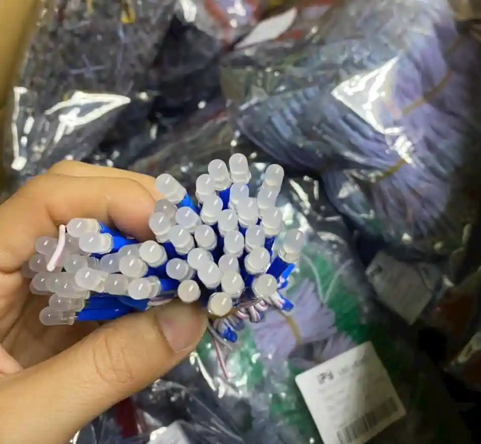 le ruồi có kích thước giống như con ruồi