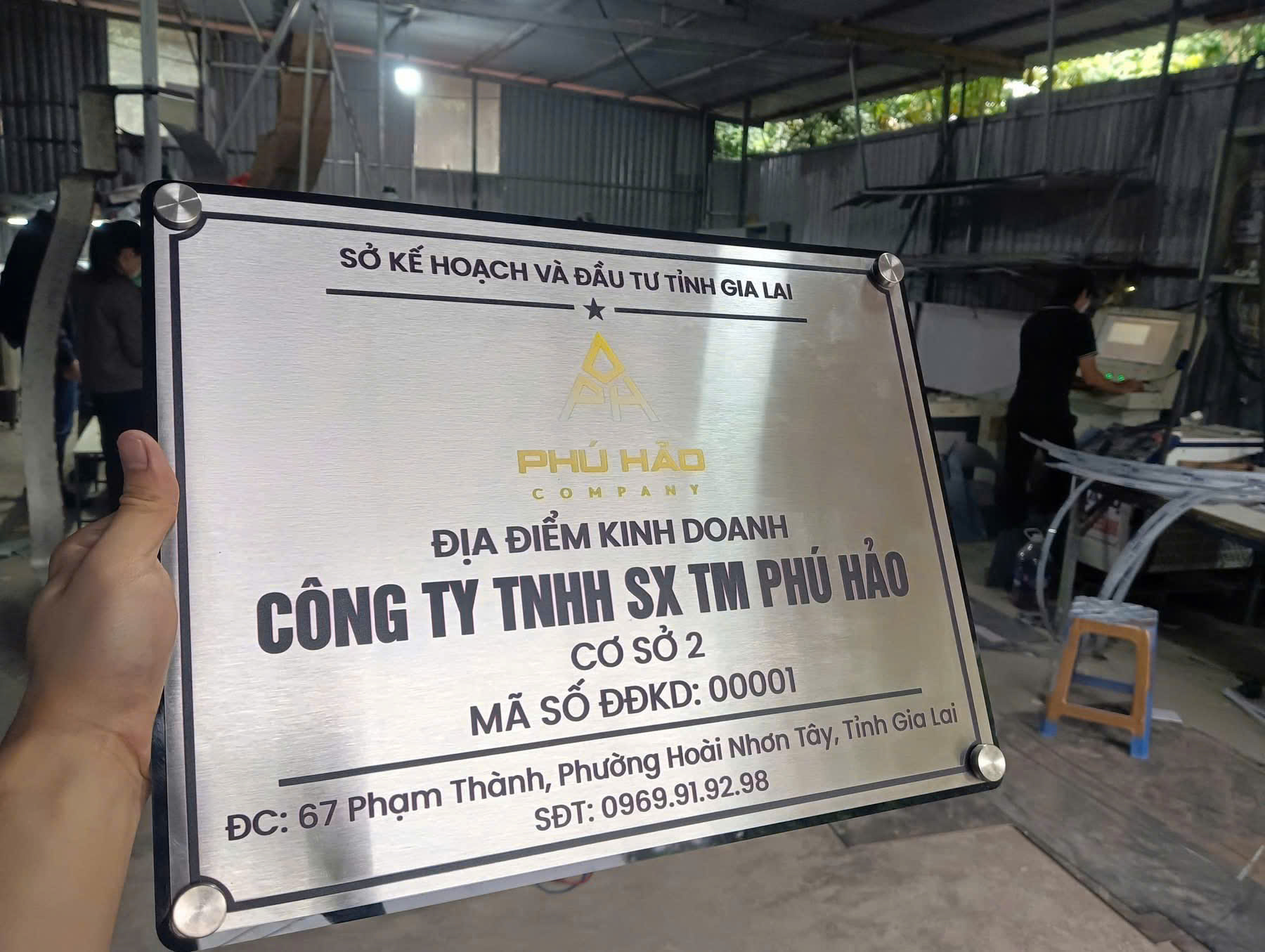 Biển công ty inox trắng Phú Hảo gắn ốc chân kính