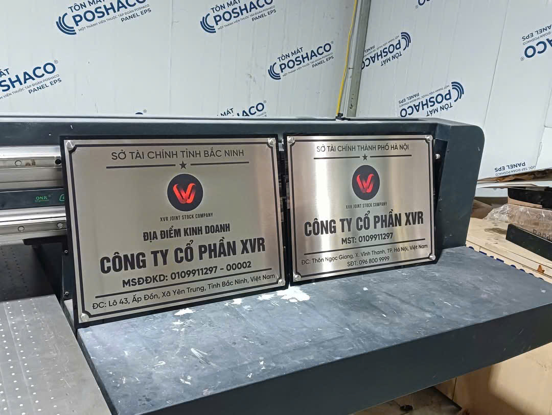 Hai mẫu biển Công ty Cổ phần XVR sử dụng inox trắng xước và ốc chân kính, được thiết kế cho các địa điểm kinh doanh khác nhau.