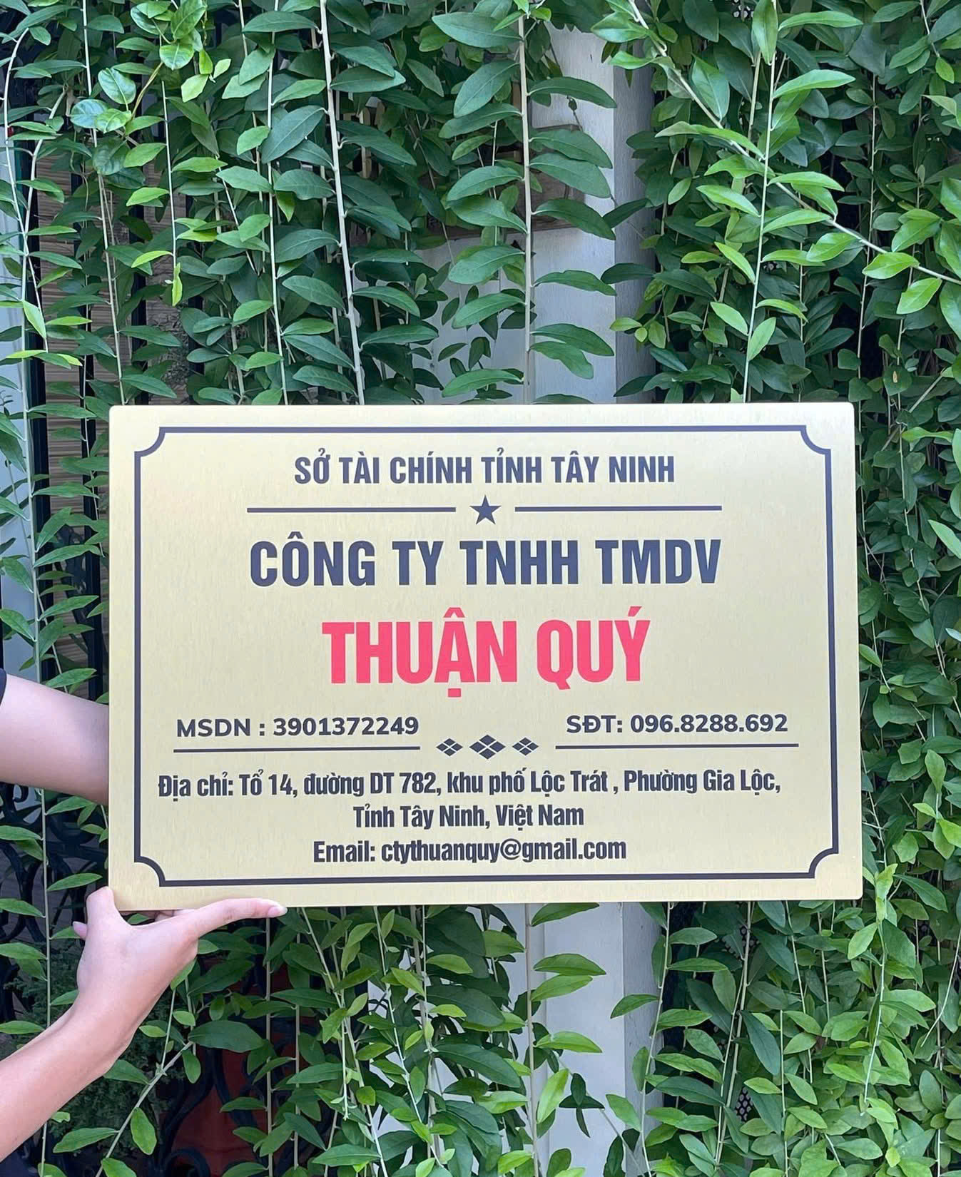 Biển công ty inox vàng Thuận Quý