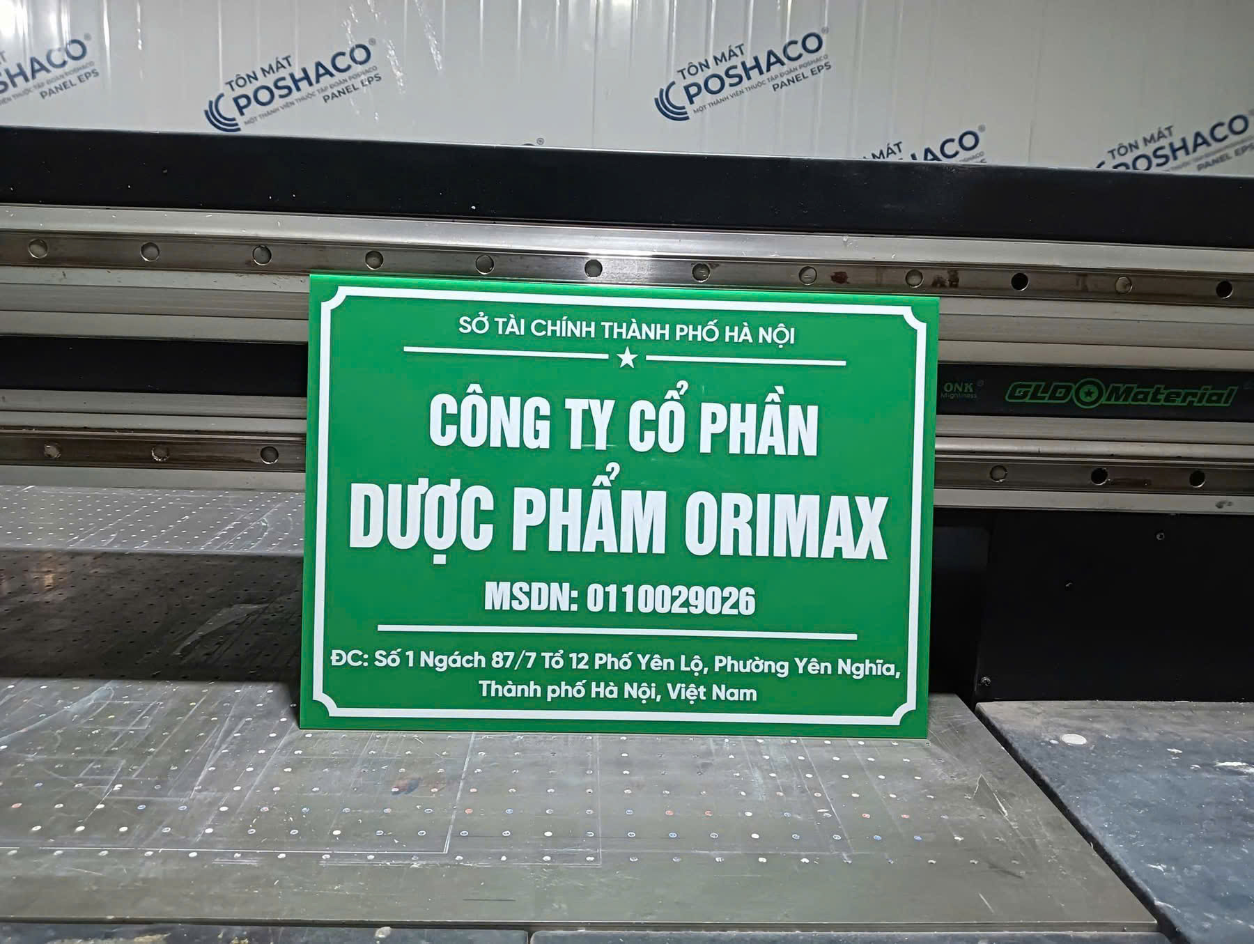 Biển Công ty Cổ phần Dược Phẩm Orimax sử dụng nền xanh, chữ trắng, thể hiện đầy đủ tên doanh nghiệp, mã số doanh nghiệp và địa chỉ tại Hà Nội.