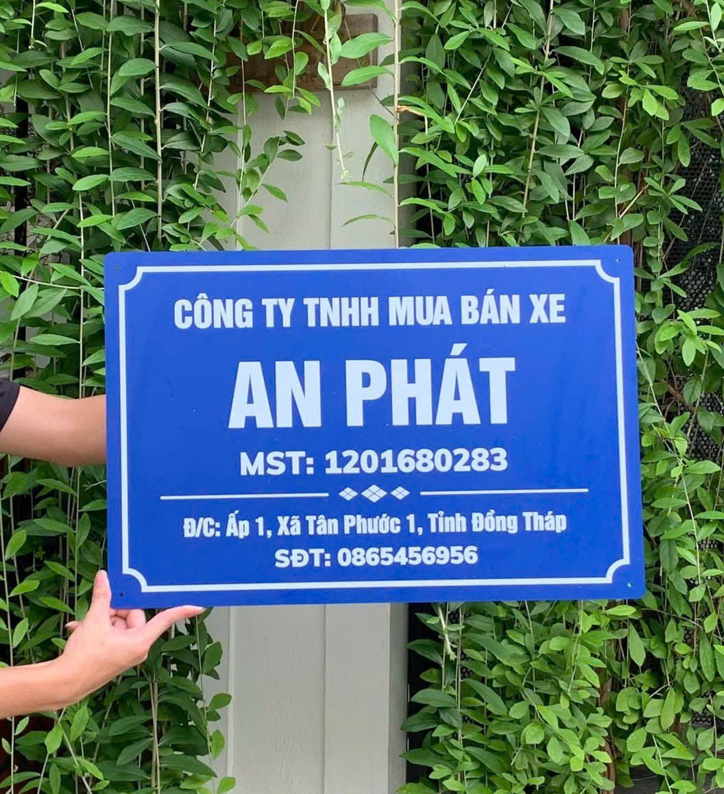 Biển tên Công ty TNHH Mua Bán Xe An Phát sử dụng nền xanh và chữ trắng tương phản cao, phù hợp lắp tại cửa hoặc mặt tiền văn phòng.