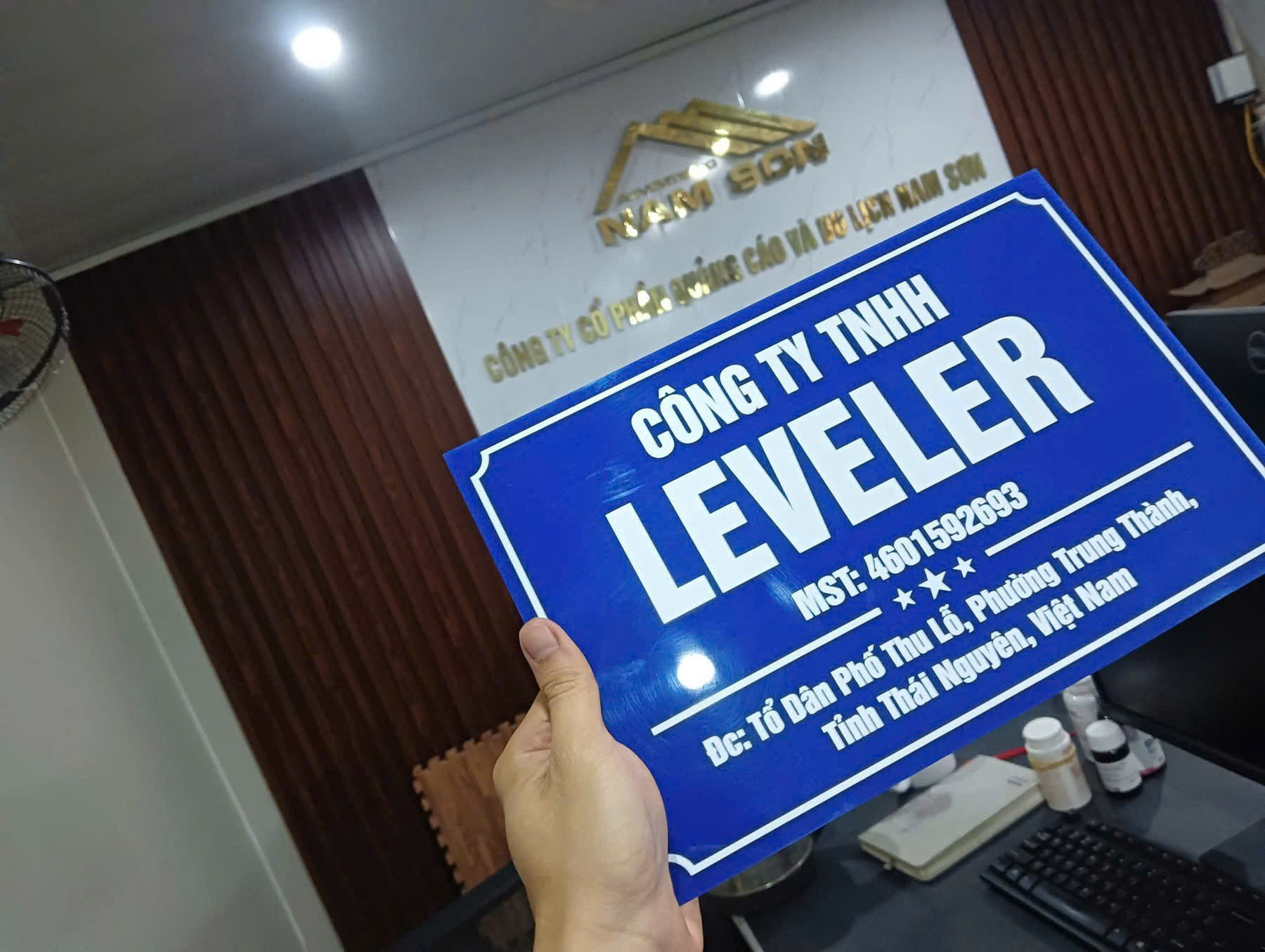 Biển công ty nền xanh, chữ trắng, bố cục rõ ràng, thể hiện tên doanh nghiệp, mã số thuế và địa chỉ. Phù hợp với doanh nghiệp cần biển tên dễ đọc và chi phí hợp lý.