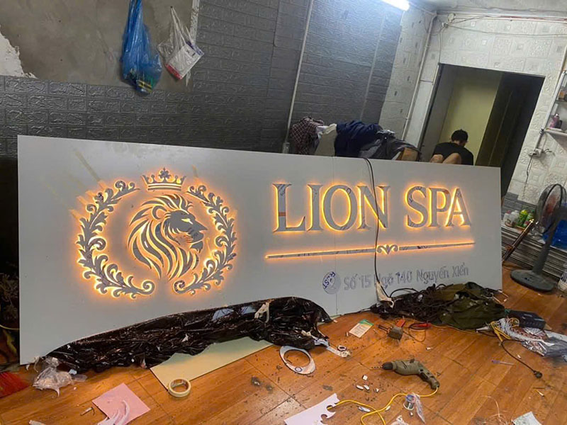 Nền biển Alu trắng, chữ và Logo bằng Alu vàng gương sáng hắt chân