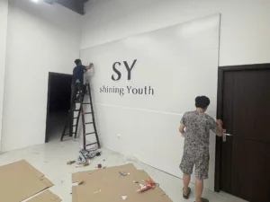 Thi công vách logo quầy lễ tân chuyên nghiệp