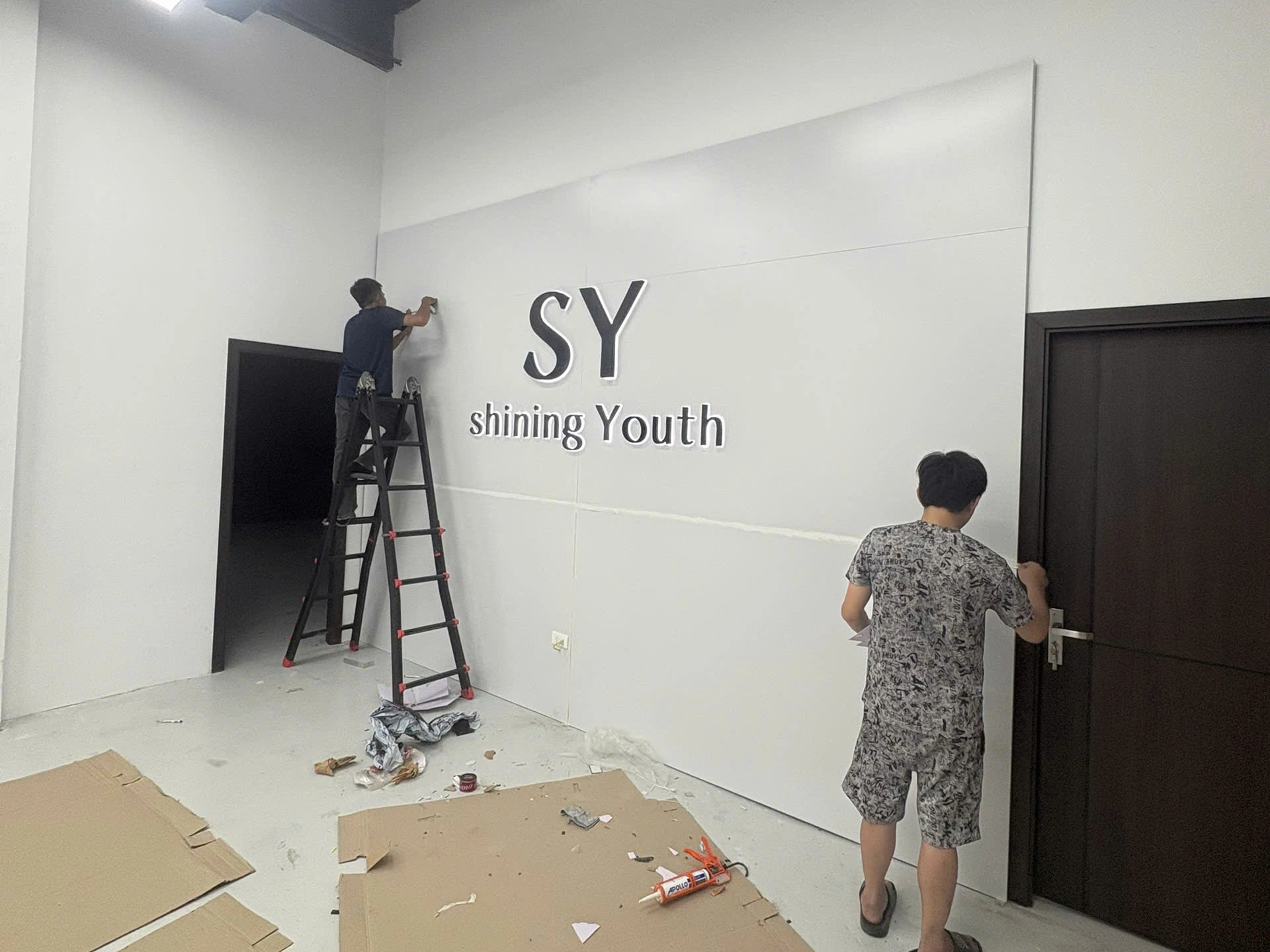 Thi công vách logo quầy lễ tân chuyên nghiệp