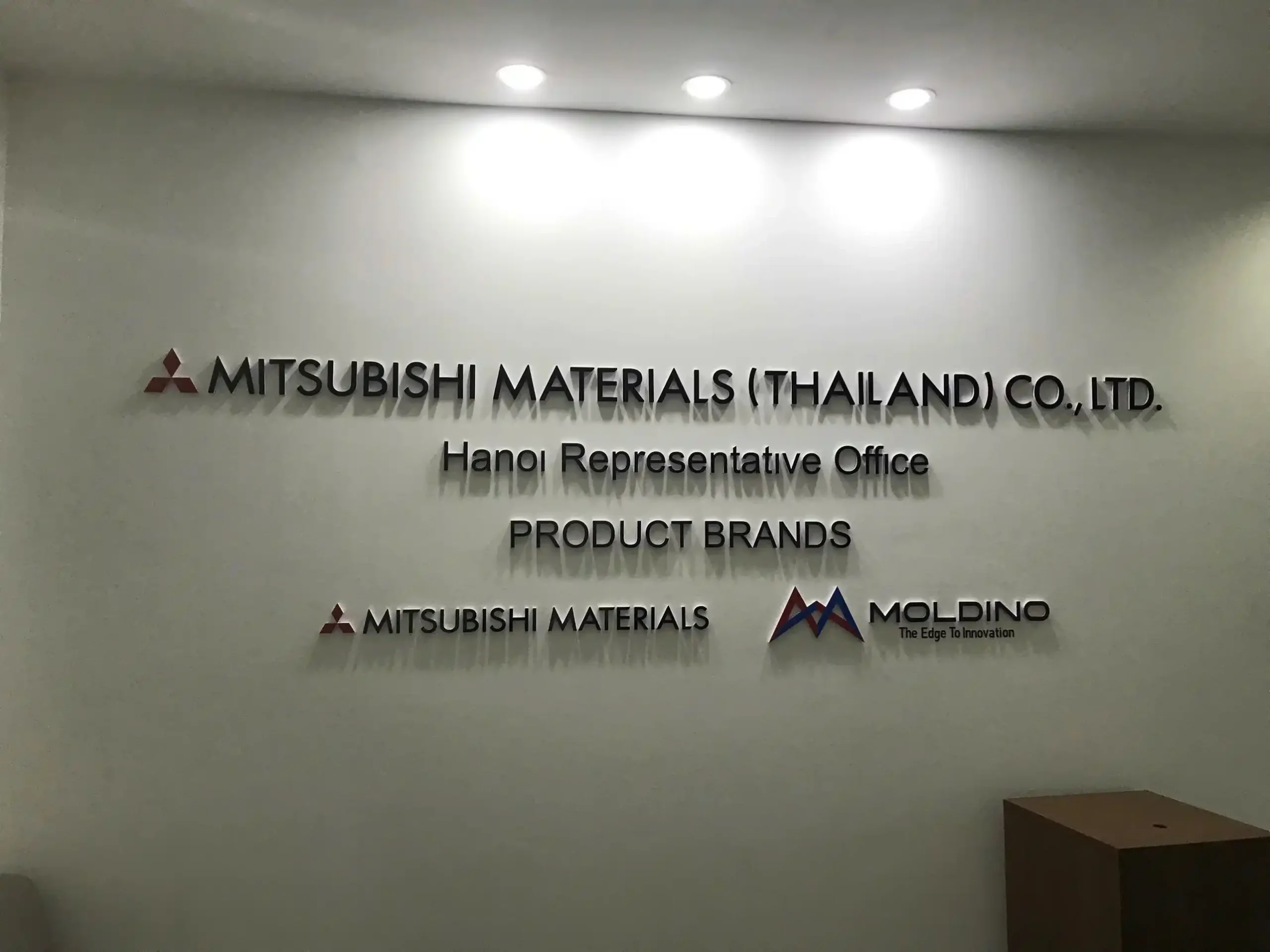 Vách logo chữ nổi dán tường